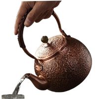 Bouilloire élégante en cuivre martelé de style vintage avec une poignée résistante à la chaleur et un bec incurvé pour une coulée contrôlée en douceur