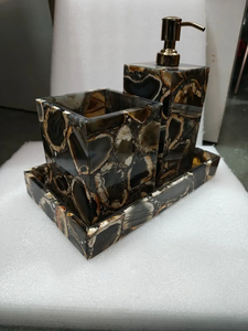 Elegante juego de baño de resina Accesorios elegantes y funcionales de Crescent Crafts - Product Image 2