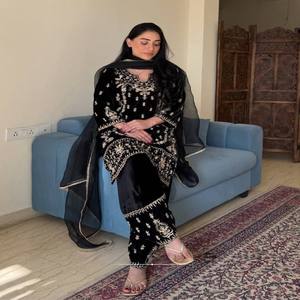 Ensemble Kurti Plazzo en velours VASTRA COTTAGE avec broderie, Plazzo Dupatta, tenue ethnique élégante pour les fêtes et les festivals - Product Image 2