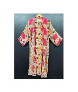 Robe kimono en crêpe de soie faite à la main pour femmes |   Écharpe en soie Sari avec taille élastique et motif floral |   Logo avant |   Vêtements de détente pour resort - Product Image 1