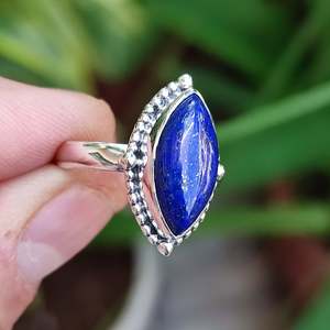 แหวนเงินแท้ทำมือประดับลาพิส ลาซูลี ชุบทอง 18K ฝังพลอยสีน้ำเงิน ของขวัญวันเกิดที่สมบูรณ์แบบสำหรับเธอ - Product Image 3