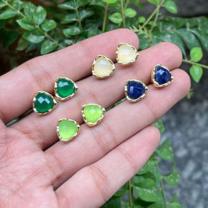 Prehnita Calcedonia gema Stud latón 18K chapado en oro Stud pendiente anti deslustre Stud pendientes joyería de moda al por mayor - Product Image 4