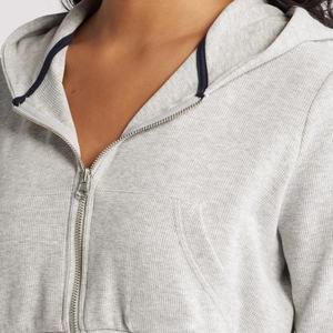 Conjunto de Dos Piezas de Sudadera Corta con Capucha y Pantalones Cortos de Punto con Estampado de Logo Personalizado para Mujer, Diseño Frontal - Product Image 6