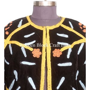 Veste en velours Suzani à broderies florales, look incroyable, veste d'hiver, manteau pour femmes, veste courte Suzani pour femmes - Product Image 3