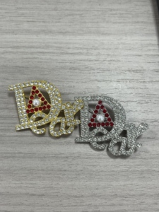 Nouvelle broche de revers de style créateur, motif triangle, avec incrustations de pierres brillantes, thème Sœur d'amitié grecque, ton rouge et blanc - Product Image 4