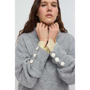 Suéter de punto con cuello alto y detalle de botones en las mangas - Product Image 2