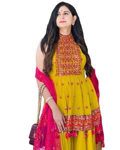 Hermoso bordado Georgette corto Anarkali Kurta con Georgette Sharara y Dupatta, diseñador paquistaní festivo/fiesta - Product Image 1