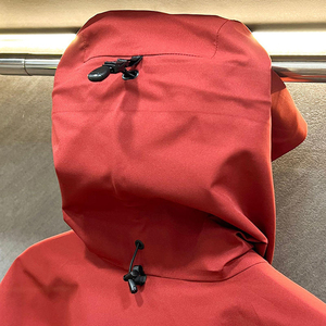 Chaqueta cortavientos roja de concha dura con forro de 3 capas para hombre, cierre de cremallera, para exteriores, impermeable, transpirable para invierno de calle alta - Product Image 2