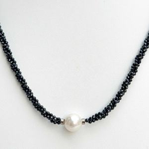 Espinela negra Natural de Grado Superior facetada redonda con collar de cuentas de perlas de agua dulce blancas collar de estilo de cuerda trenzada - Product Image 2