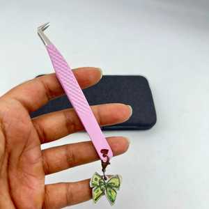 Pince à épiler professionnelle Labubu Charm 90 degrés rose en acier inoxydable pour extensions de cils, pointes en fibre solide, précision, durable, lisse - Product Image 3