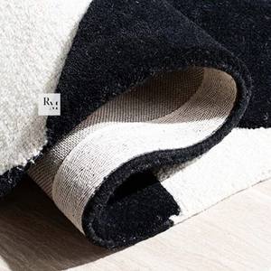 Tapis en laine monochrome abstrait à découpe en boucle avec formes graphiques audacieuses pour les intérieurs contemporains de salons et de chambres - Product Image 3