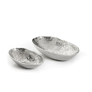 Bol décoratif pour la maison Pièce maîtresse en aluminium plaqué argent Bols à fruits de forme ovale Bol de rangement en métal fini rugueux - Product Image 1