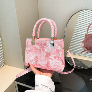 新款时尚中式方形斜挎包，搭配亚洲融合设计，配有手柄和肩带。 - Product Image 5