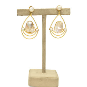 Pendientes de Perlas Naturales de Agua Dulce Blancas Ostra, con Alambre, Latón Chapado en Oro de 24K, Hechos a Mano, Estilo Vintage Cristiano, Diseño Irregular, para Mujer - Product Image 3