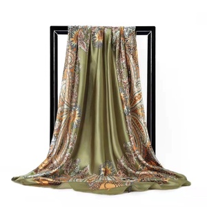 Personalizza il Tuo Brand: Bandana in Seta Verde Paisley, Top Reggiseno Bandeau, Foulard Quadrato 90cm per l'Estate e la Spiaggia - Product Image 5
