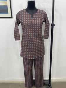 Conjunto de pantalón y camisa de pijama de algodón a juego con flores para vacaciones o preparación para sesión de fotos, pijama de uso diario, vestido estampado - Product Image 3