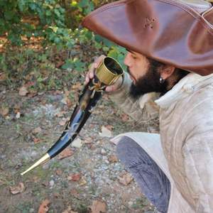 Precio al por mayor cuerno vikingo auténtico medieval comida segura epoxi beber cuerno con soporte vikingo hogar Bar accesorios a bajo precio - Product Image 4