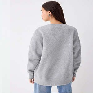 Sweat à capuche oversize vintage pour femme avec logo frontal – Polaire confortable anti-boulochage avec détails zippés et épaules tombantes pour le loungewear - Product Image 5