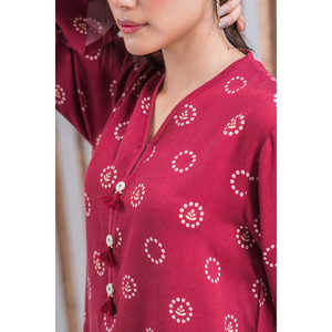 Ensemble coordonné 2 pièces en crêpe imprimé bordeaux pour femme - Tenue décontractée avec short - Disponible en tailles XS, S, XL, XXL - Product Image 3