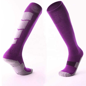 Chaussettes de sport de football pour hommes en gros - Antidérapantes, respirantes, avec semelle en tissu éponge, en polyester/coton, logo personnalisé, service OEM - Product Image 2
