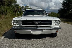 Ford Mustang Coupé de 1965 Usado en Buen Estado, Motor de 6 Cilindros en Línea de 200 Pulgadas Cúbicas, Conversión de Cilindro Maestro Doble, Ruedas Konig Rewind - Product Image 1