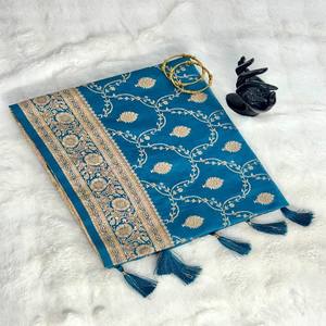 Sari de Seda Satén Premium VASTRA COTTAGE con Motivos de Jaal Tejidos en Zari Dorado, Borde Floral en Zari, Pallu en Zari Rico y Borlas Elegantes - Product Image 6