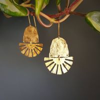 Boucles d'oreilles en laiton en forme de cloche pour femmes avec sculptures florales artisanales parfaites pour les tenues de danse classique indienne