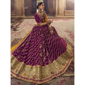 Magnifique Lehenga Choli de mariage en viscose et soie brodée de couleur violette - Product Image 5