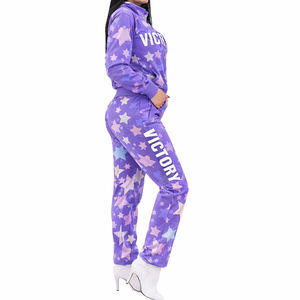 Ensemble de survêtement pour femmes personnalisé en gros, imprimé étoiles violettes, veste zippée avec inscription Victory et pantalon de survêtement assorti - Product Image 3