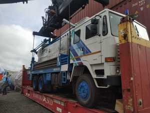 Foreuse de puits d'eau montée sur camion super forte de 450 mètres dth cum perceuse rotative à vendre