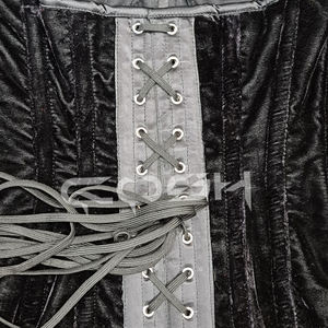 Corsé gótico de terciopelo negro con escote corazón, con varillas de acero y cierre frontal tipo busk, ideal para fiestas. - Product Image 3