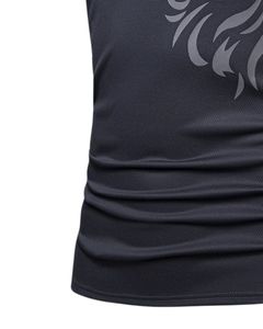 เสื้อยืดออกกำลังกายผู้ชายสีเทาเข้มผ้าโพลีเอสเตอร์แบบรัดรูป พิมพ์ลายสิงโตแบบด้าน แขนสั้น สำหรับเล่นกีฬาและฟิตเนส - Product Image 5