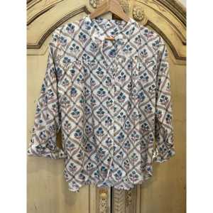 Blusa Gillian Estampada a Mano, Floral, de Popelina de Algodón, Estilo Casual de Lujo, con Decoración de Botones, Disponible en Tallas Larga, Corta y XL, para Oficina - Product Image 1