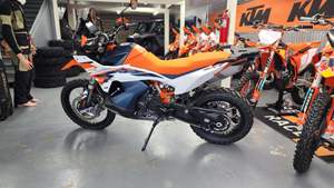 Motocicleta Todoterreno K-T-M-890 Adventure R 2025 con Motor Bicilíndrico en Paralelo de 889cc y 105HP - Product Image 3