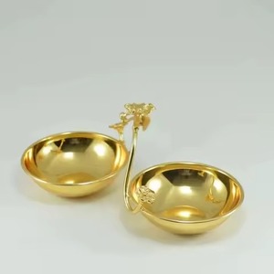 Bol à dattes doré brillant avec couvercle assorti, parfait pour offrir des dattes de qualité supérieure, présentation de l'Aïd et service de fruits secs festifs - Product Image 4