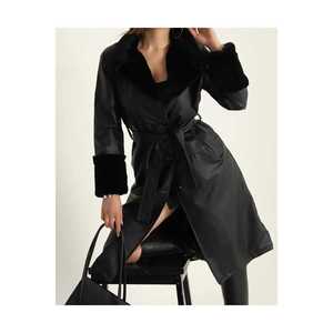 Trench da donna lungo in pelle nera con collo di pelliccia e polsino - Product Image 3