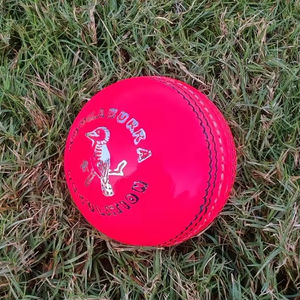 Balles de cricket Kookaburra 2 pièces cousues à la machine de bonne qualité en cuir - Product Image 1