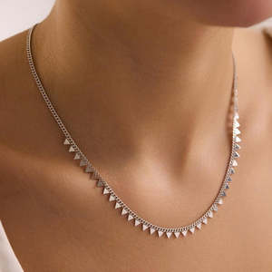 Collier Minimaliste Triangle Plaqué Or, Argent et Rhodium, Chaîne Gourmet à Maillons Incrustés de Diamants, Religieux pour Mariages - Product Image 3