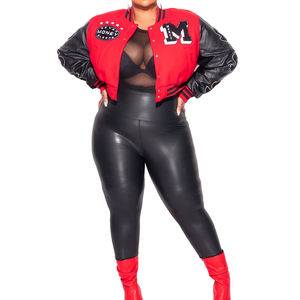 Veste universitaire élégante rouge et noire pour femmes, avec des manches en simili cuir, des détails de patchs sur le devant et des bordures côtelées pour - Product Image 3