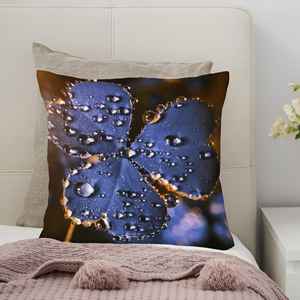 Coussin imprimé goutte d'eau sur fleur - Décoration d'intérieur moderne, 36"x36" - 90x90 cm - Product Image 1