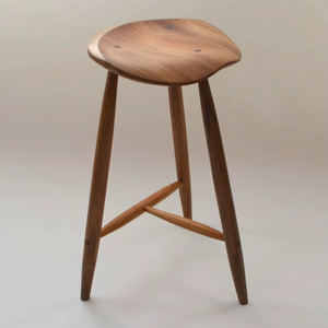 Taburete de madera artesanal único hecho por artesanos ideal para hogares étnicos centros culturales e interiores patrimoniales - Product Image 1