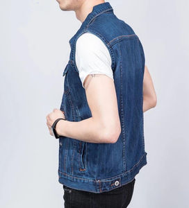 Gilet en jean pour homme en coton lourd avec bouton de finition lisse à l'avant et détails de poche offrant une option confortable et durable - Product Image 5