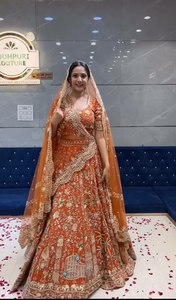 Dernier modèle de Lehenga Choli en viscose de soie lourde de créateur, personnalisé pour les mariages, les fêtes et les événements en plein air, au prix d'exportation - Product Image 4