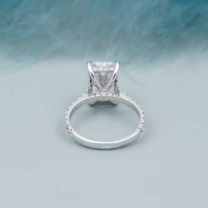 Anillo de Compromiso con Diamante Cultivado en Laboratorio, Corte Radiante, Certificado por IGI, con Banda Pavé y Halo Oculto - Product Image 5
