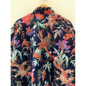 Veste en velours imprimé pour l'automne, bleu marine, avec motif Chinoiserie tropicale, la collection 'Midnight Aviary' - Finition de qualité supérieure - Product Image 1