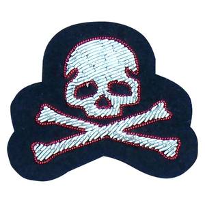 Nouveaux badges métalliques avec broderie à la main et décoration en sequins et fils de bullion - Product Image 1