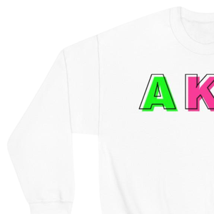 เสื้อสเวตเชิ้ตคอกลมพิมพ์ลายตราสัญลักษณ์ AKA ระดับโลก ผ้าฟลีซพรีเมียม เสื้อผ้าชมรมหญิงกรีก แบบสั่งทำพิเศษ สีขาวชมพู - Product Image 3