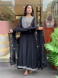 Ensemble Kurta indien ethnique en coton pour femme avec motifs imprimés léger et élégant parfait pour une utilisation festive et décontractée - Product Image 4