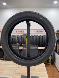 Neumático de Scooter Sin Cámara KUMATIRE K214A 90/90-14 100/90-14 Hecho en Vietnam con Fuerte Adherencia a la Carretera - Product Image 4