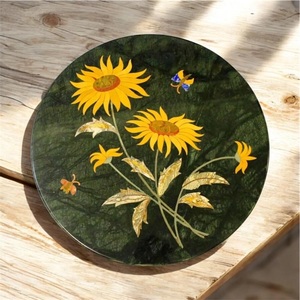 Table basse ronde en marbre vert avec incrustation de tournesol et de papillon, art artisanal, meubles de luxe pour jardin - Product Image 1